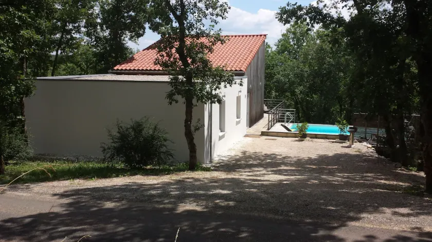 Moderne træhus med træforet terrasse og privat opvarmet pool - Image 1