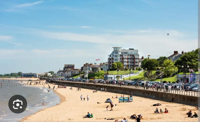 Seaside Escape - Sleeps 4 - Pets Ok - Free Parking - Image 1