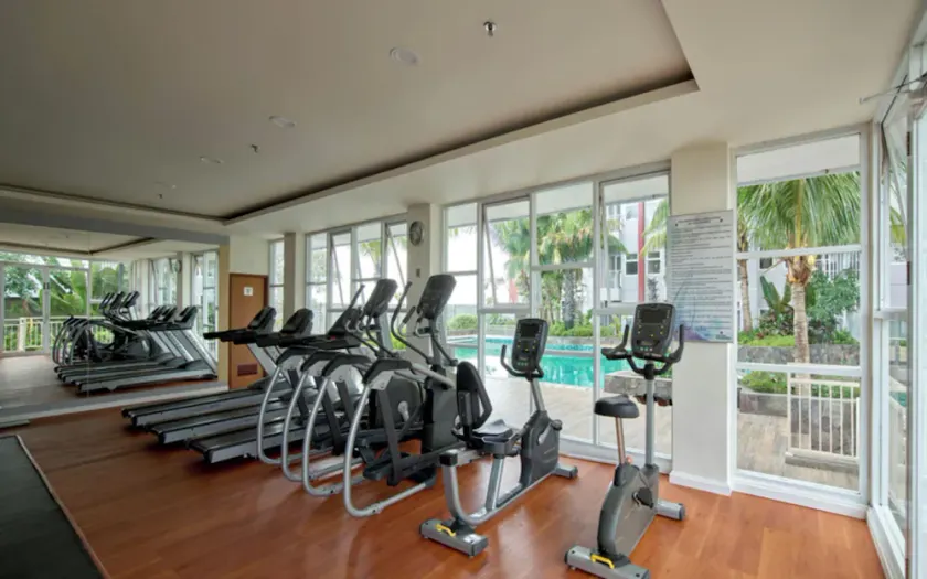 Luxurious 1BR at Vida View Makassar Apartment By Travelio - Image 1