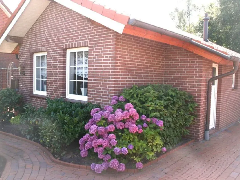 Teilweise Blockhausstil mit 700 qm naturbelassenen Garten, ruhig gelegen - Image 1
