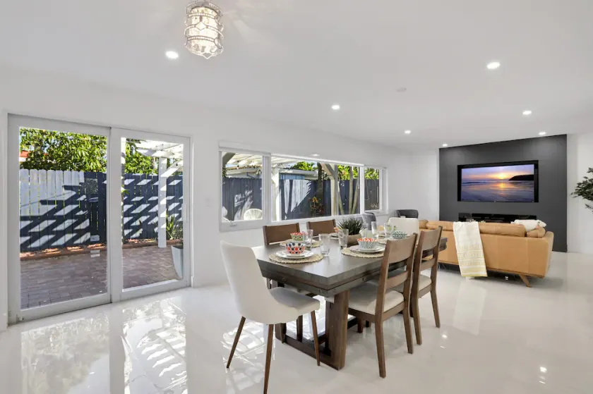 Luxury Business Travels Pet Friendly H/S Wifi Newly renovated close to shopping - Image 1