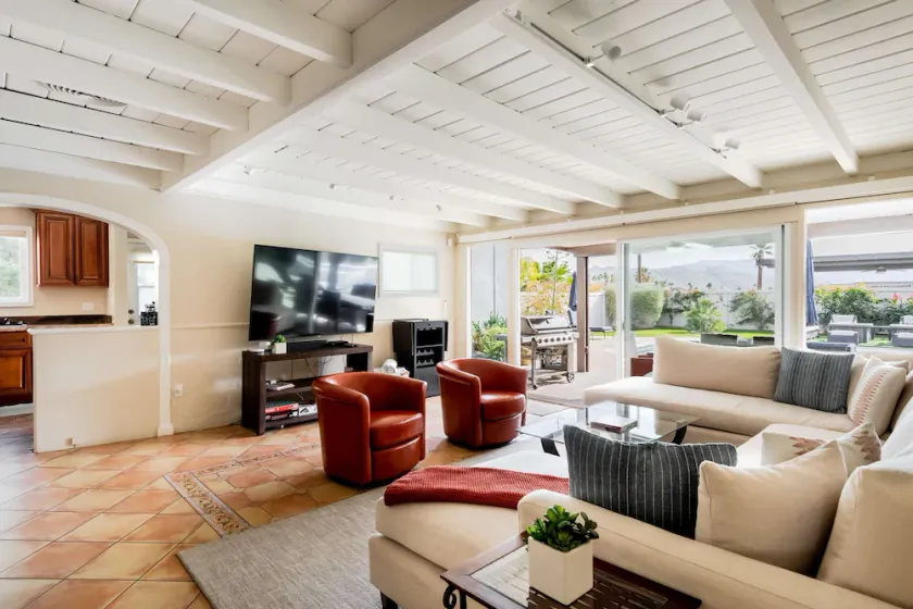 Movie Colony Oasis - Peaceful Walk to Downtown - Image 1
