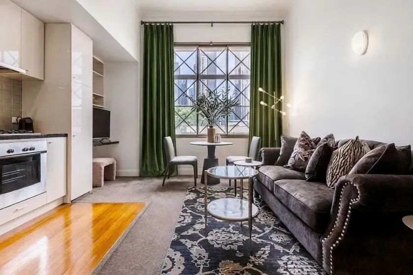 Quiet pied-à-terre, Port Authority building - Image 1