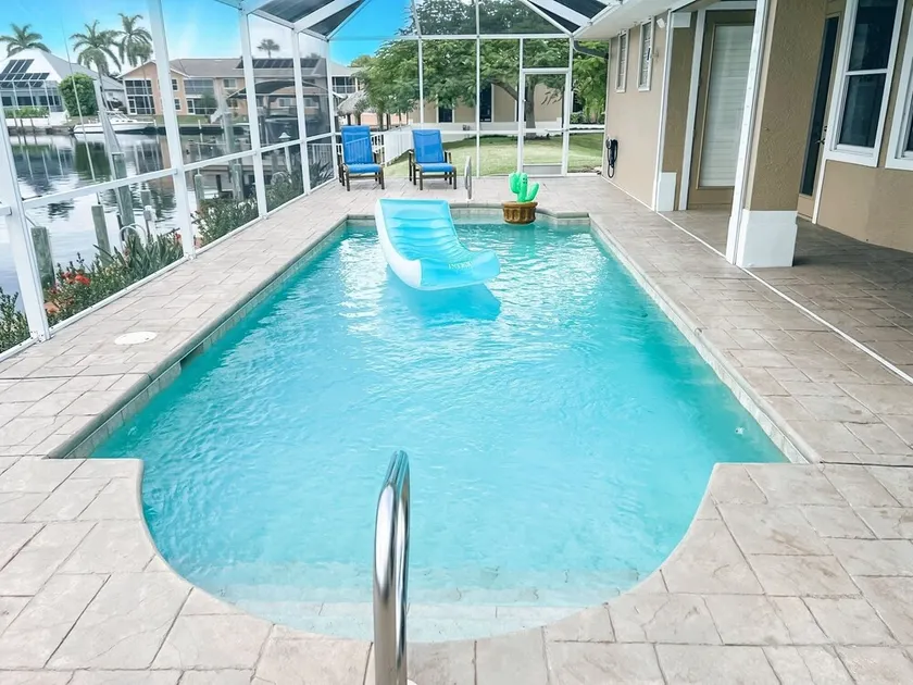 Dream catcher, where your dreams come true! Beachy waterfront Villa Heated pool - Image 1