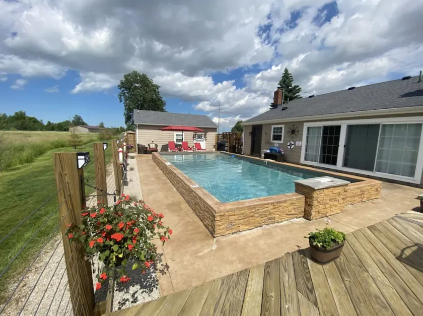 Country Home Villa + PRIVATE POOL & Guest House <1 mile to downtown Port Clinton - Image 1