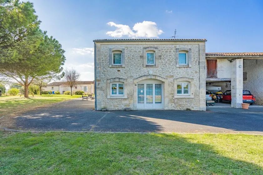 Ferienhaus 'Gite Aix mit Innenpool', gemeinsamer Garten & WLAN - Image 1