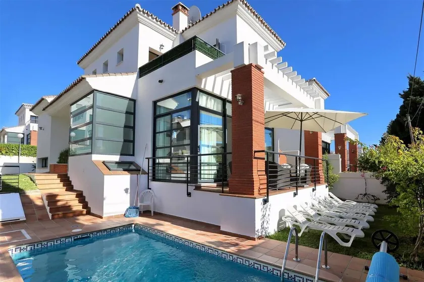 Villa luminosa y espaciosa, con piscina privada climatizada - Image 1
