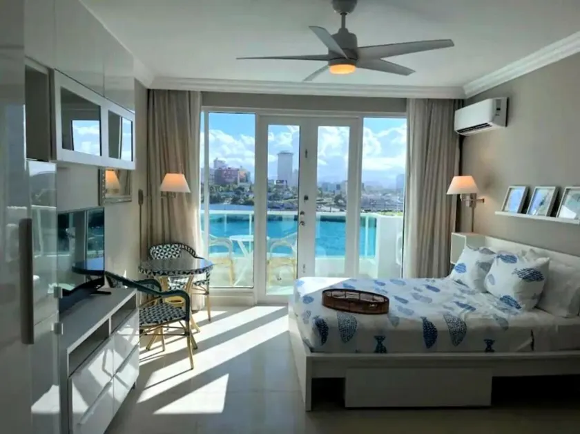Estudio de Esquina con Vistas Panorámicas de Laguna y Ciudad en Condado - Image 1