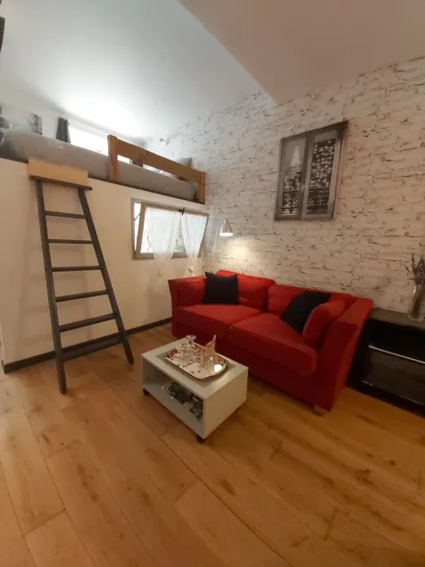 Le Petit Saint-Georges 2*: renovated, fully-equipped studio at the foot of the collegiate church - Image 1