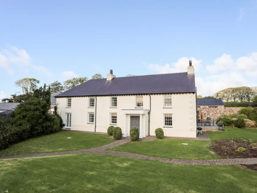 CLYNNOG HOUSE, pet friendly, with a garden in Newborough - Image 1