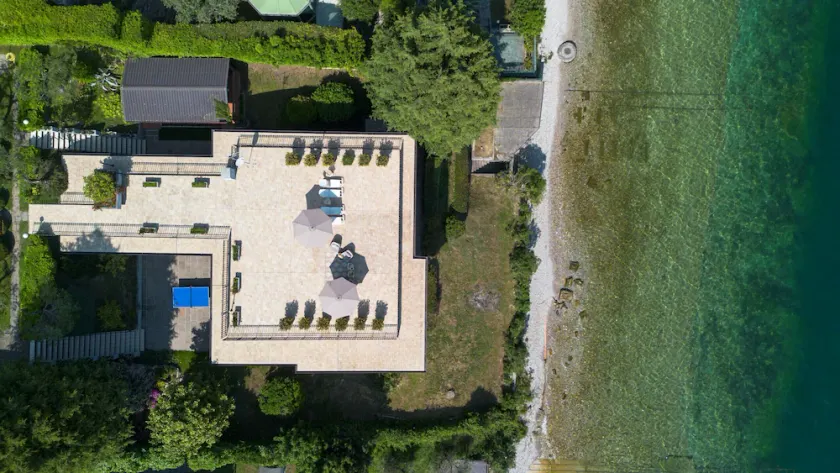Villa au bord du lac unique avec grande piscine priv��e et vue imprenable sur le lac - Image 1