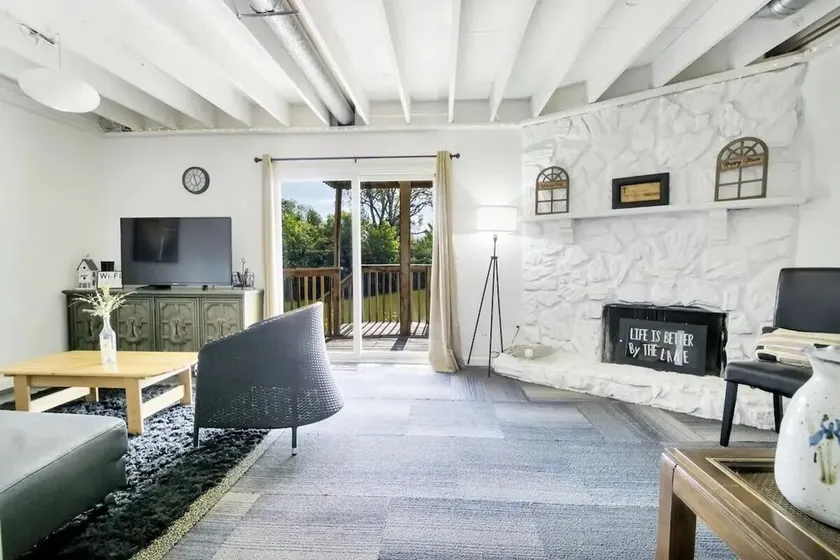 Luxe Lakefront Getaway in Heart of City! (CDC Safe) - Image 1