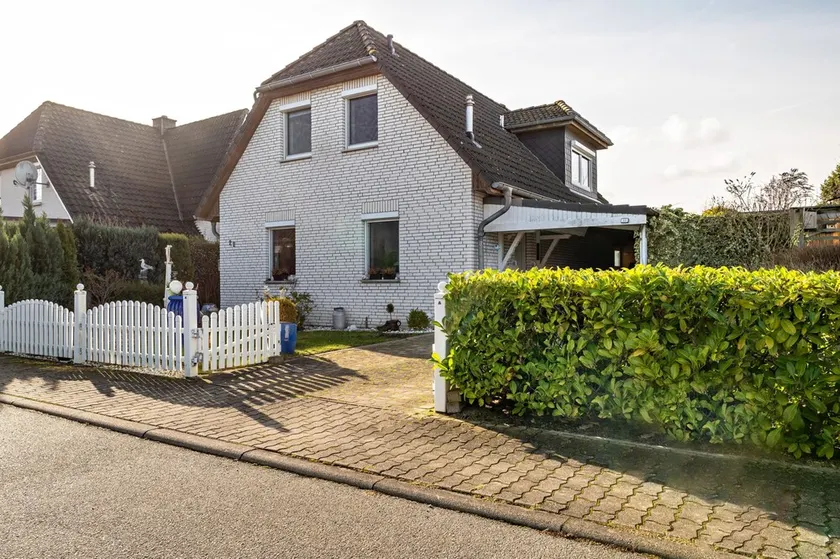 Holiday Home \"Nahe Ostsee\" with Private Terrace & Wi-Fi - Image 1