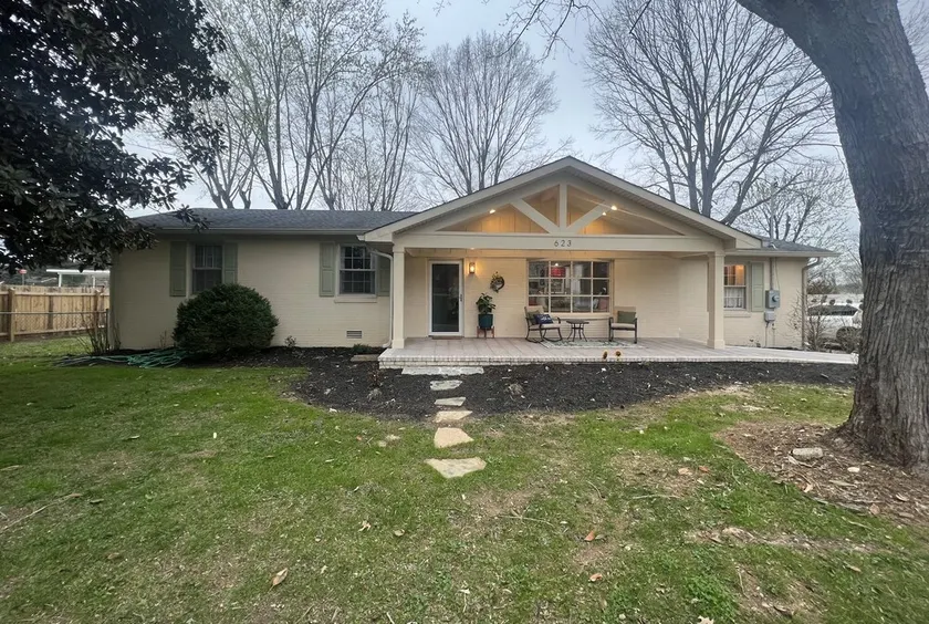 Muletown's Cozy Classic w/ hot tub, outdoor game area, and fire pit - Image 1