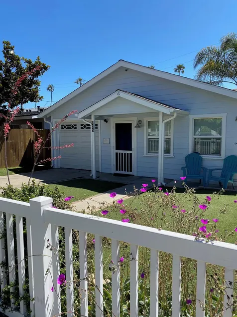 Cozy Beach Cottage -Private Patio & AC Walk to Beach, Pier, Shops & Restaurants - Image 1