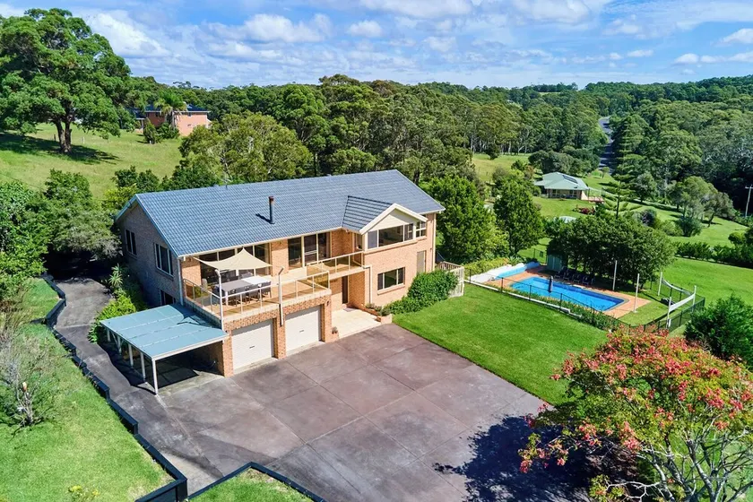 Large family home with Ocean views and pool, situated on acres, minutes... - Image 1