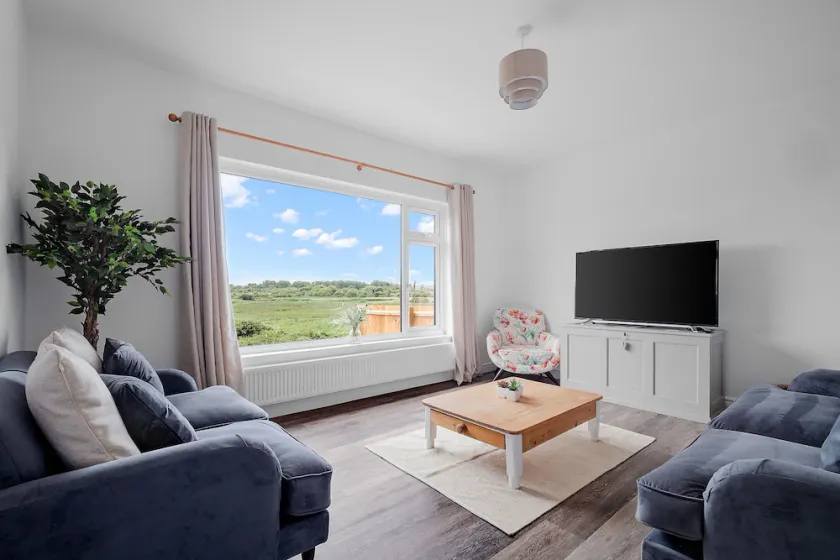 4 bed with hot tub and views over the nature reserve - Image 1