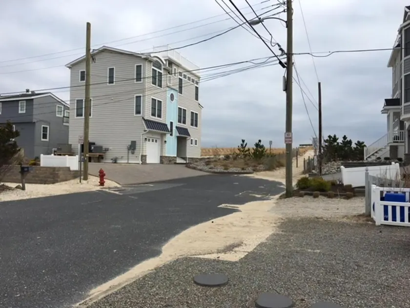 6 bedroom accommodation in Beach Haven Gardens - Image 1