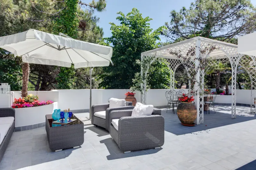 elegant apartment in the green and with large terrace - Image 1