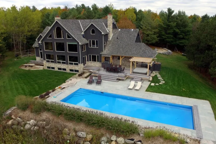 Luxurious 5 bdrm,4 bath farmhouse in Mulmur!4 Season Country Getaway!Swim & Ski! - Image 1