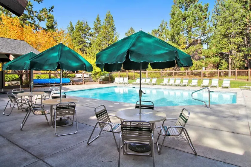 The Ridge at Sunriver - Condo # 15 - Zugang zu SHA bereitgestellt R. C. Wassersport Park. Nur Eigentumswohnungen neben S. H.A. R. C. Zwei Minuten zu Fuß zum S. H.A. R. C. Einrichtung. Private Ridge HOA Pool und ganzjährig Whirlpool auch! Enthält 4 Fahr... - Image 1