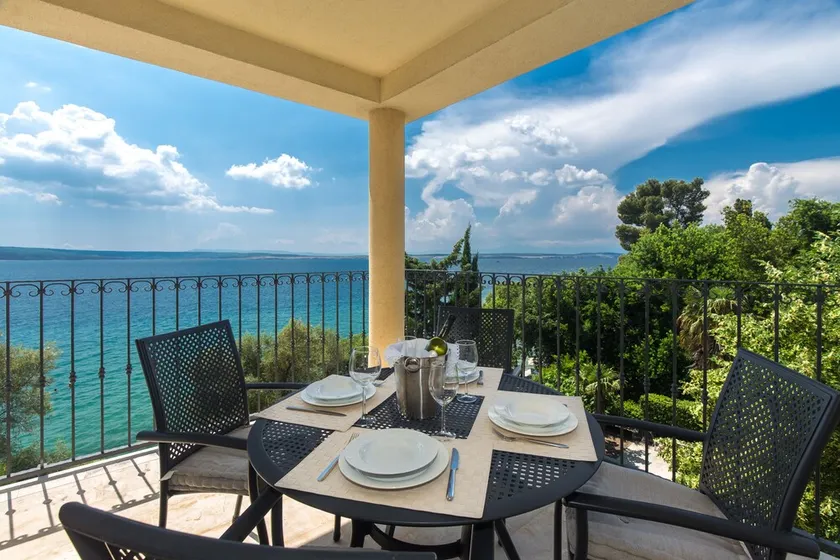 Dream location, right by the sea - Image 1