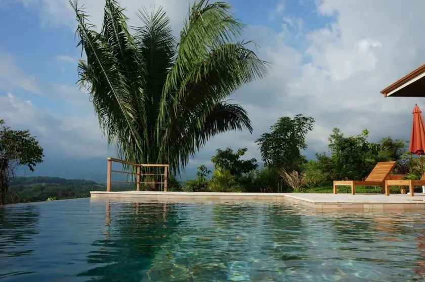 Superbe piscine à débordement avec vue sur l'océan et la montagne pour votre plaisir! - Image 1