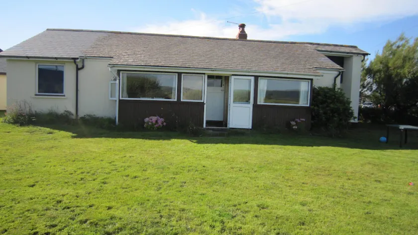 Spacious family bungalow only a stones throw from fabulous beach - Image 1