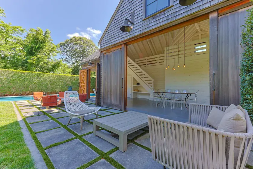 Destaque no Boston Globe totalmente renovado capa com piscina e moderno celeiro poolhouse - Image 1