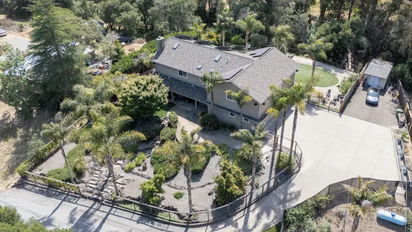 Spacious Getaway – Hot Tub, Big Yard, Near Beach, pet friendly, Great for All! - Image 1