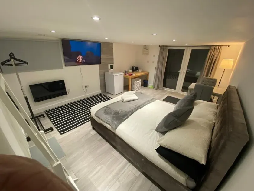 Modern Cosy Room Close to city centre Free Parking - Image 1