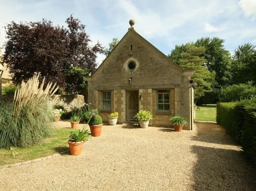 GARDEN COTTAGE, romantic, character holiday cottage in Black Bourton - Image 1