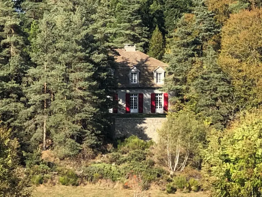 Come and relax in the peace and quiet of the countryside, overlooking the lake. - Image 1