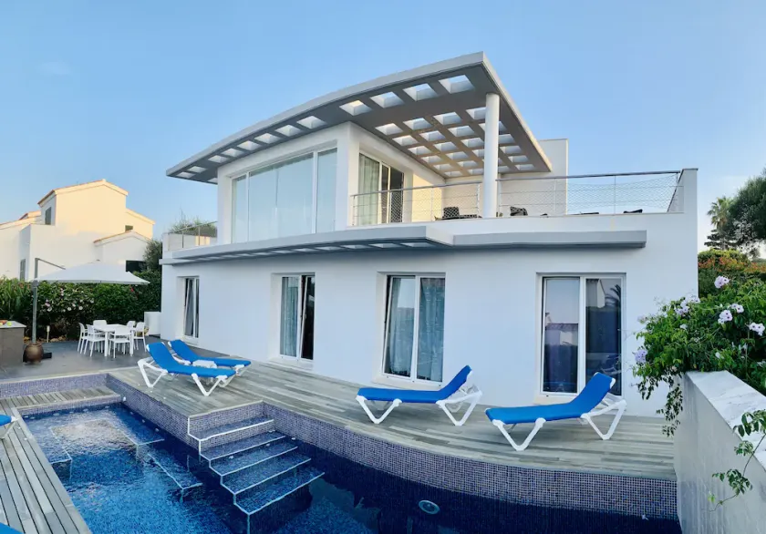 Modern lyxvilla med pool och fantastisk havsutsikt. - Image 1