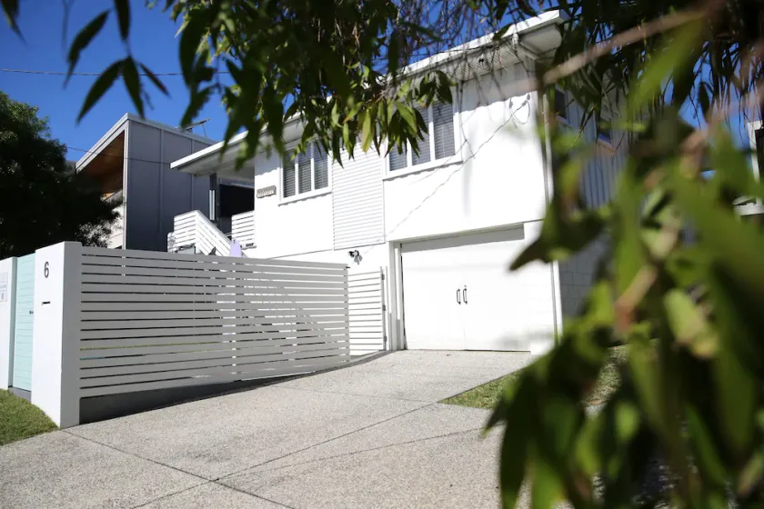 Beach House @ Moffat ~ 100m walk to beach - Image 1