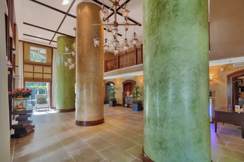 Cute 1 bedroom unit located in Condo Hotel in the heart of Coconut Grove Free Parking - Image 1