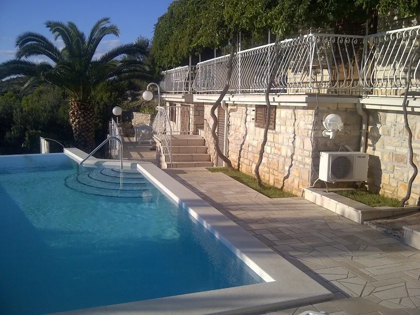 A2 Studio Apartment with 4 beds, heated, infinity swimming pool and Jacuzzi bath - Image 1