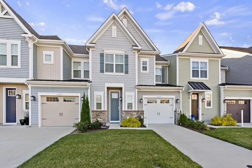 Modern Townhouse with Pool Gym & Tennis Near Beach - Image 1