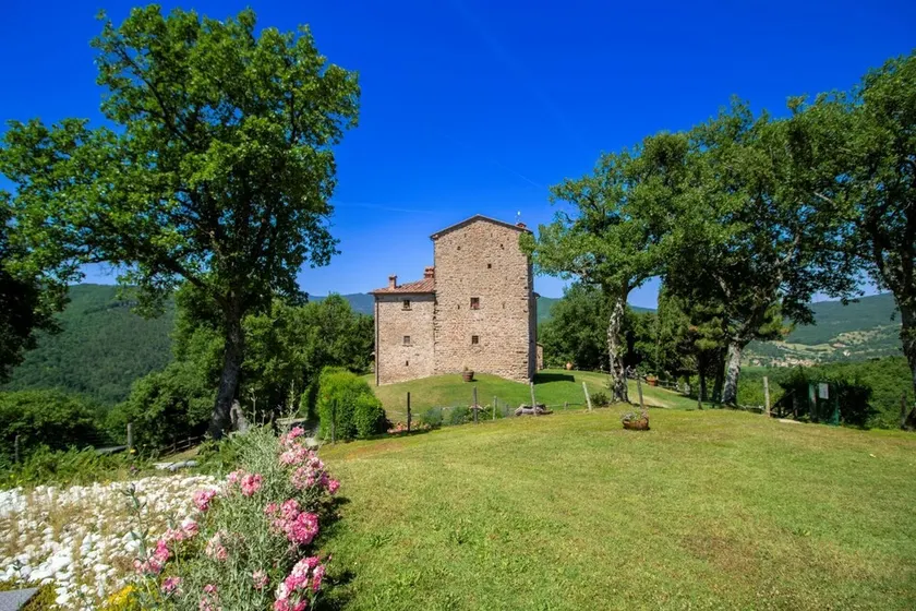 Typical and majestic Medieval Tower offering private pool and large garden. Panoramic position 3 km - Image 1