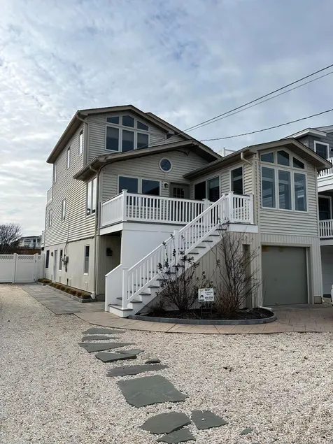 5 bedroom, 3 baths and 1 half bath in Ship Bottom on ocean block - Image 1