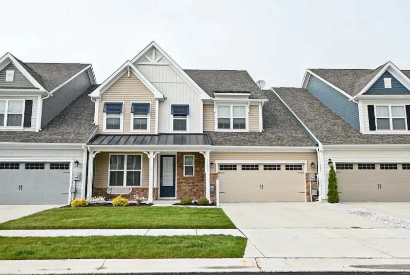 Beautiful 4 bed townhouse in Bishop's Landing Community! Pool, Basketball and Pickleball Courts, Playground, Shuttle, Wifi, Fitness Center! - Image 1