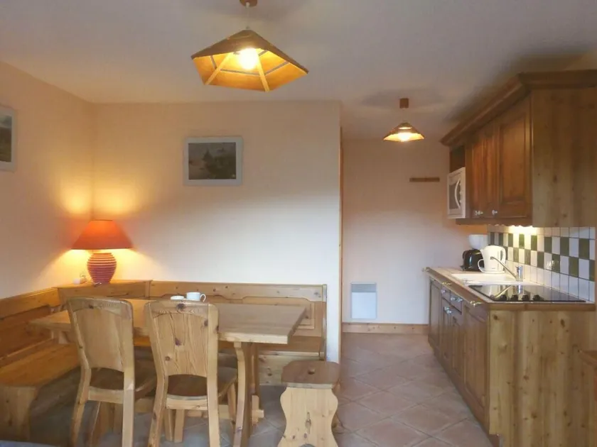 Overfladeareal: ca. 32 m². 2. sal. Orientering: Nord, vest. Soveværelse med dobbeltseng - Image 1