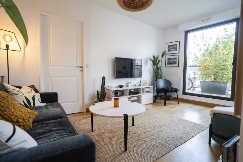 Bright 37m For 2 With Balcony In Paris! - Image 1