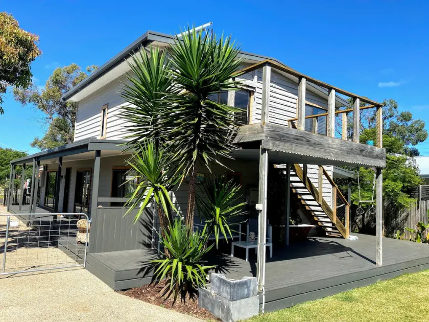 Spacious 5 bedroom, family-friendly property - enjoy the beauty of Barwon Heads. - Image 1