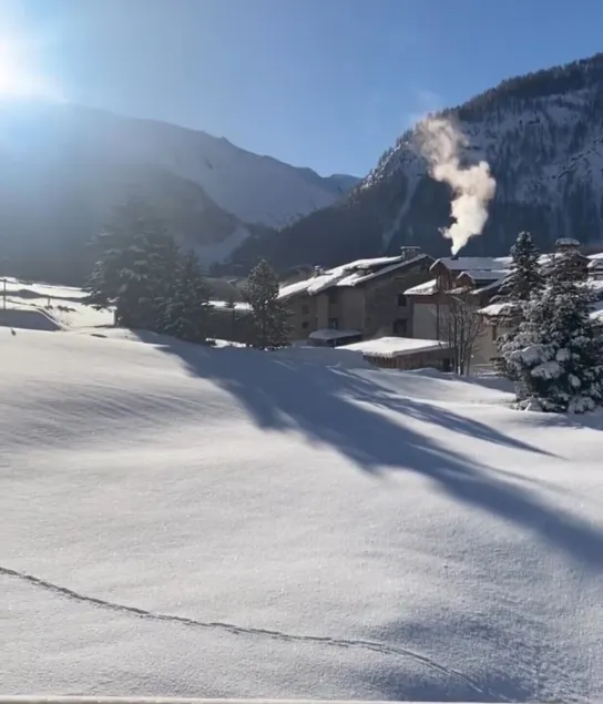 Small cocoon 34m2 duplex, chalet atmosphere in the pure Savoyard tradition. - Image 1