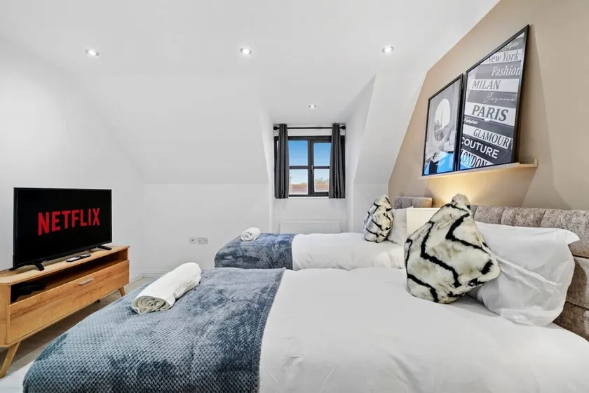 Luxury House • Pool Table • Free Parking • Sky TV • Fast Wifi • Garden • Yoko Property - Image 1