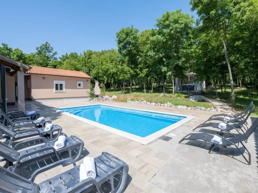 4 bedroom villa with private swimming pool , with total privacy - Image 1