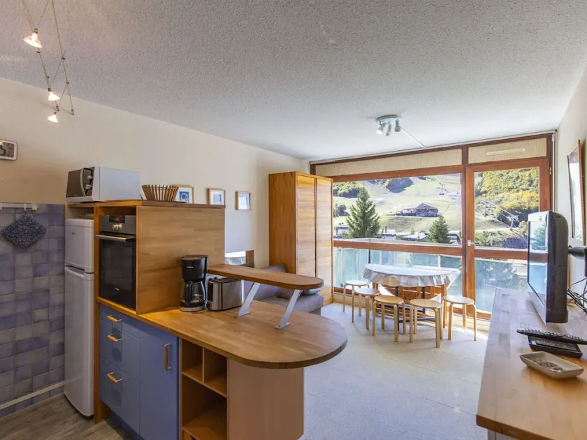 Studio cabin for 6 near ski slopes in Gourette, living room with balcony, parking - Image 1
