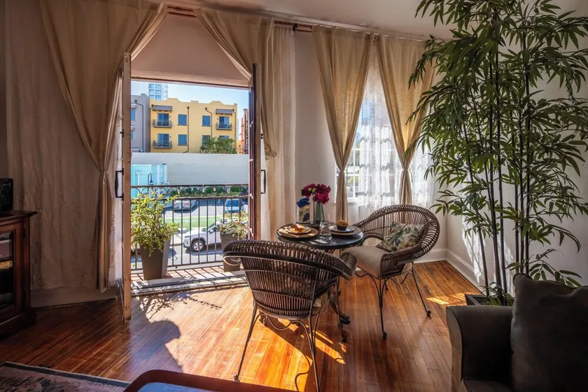 Balcony Studio, Historic & Highly Walkable nestled between High-End Residential - Image 1