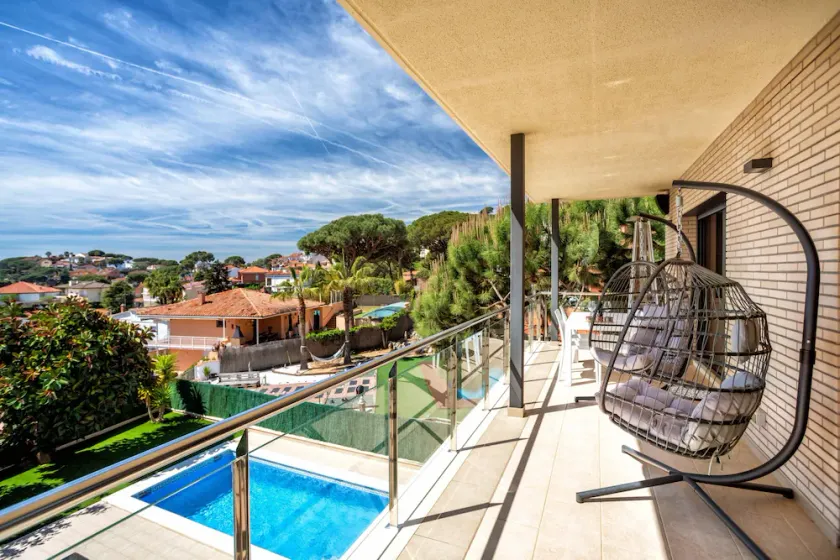 Careful and elegant decoration, with private pool and jacuzzi - Image 1